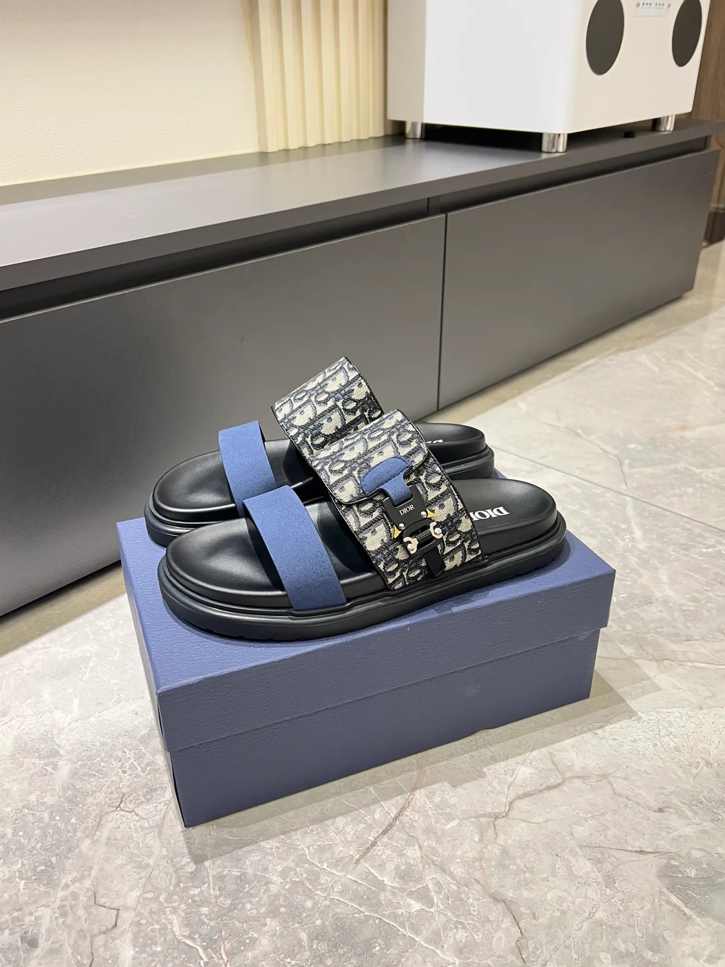 Men's Men's Shoes 💰p320 Dio* Men's Sandals Slippers. Showcasing Dior haute couture design. The Dior gray suede strap is accented with an aluminum Dior buckle for added style. Paired with a comfortable tonal notch sole, they pair easily with shorts or jeans for a sophisticated look. Main body: suede cow leather, technical fabric lining: cow leather, with adjustable straps, aluminum Dior buckle, Dior gray EVA insole, tonal notched rubber outsole splicing structure, size: 38-44 (customized at 45.46)